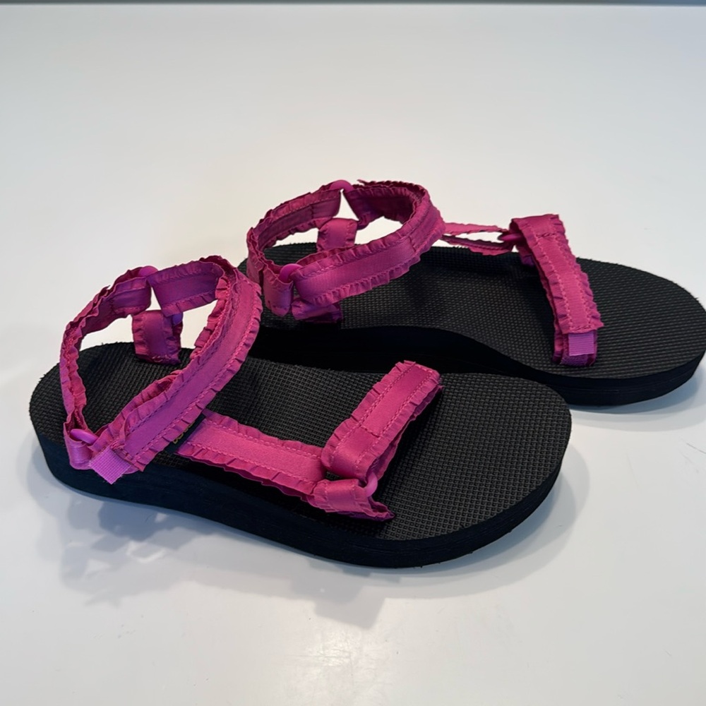 TEVA midform Size 7, Black and Fuscia